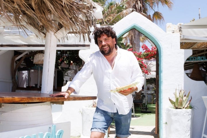 El presentador de televisión Manu Martínez, propietario del chiringuito La Manuela en Chipiona