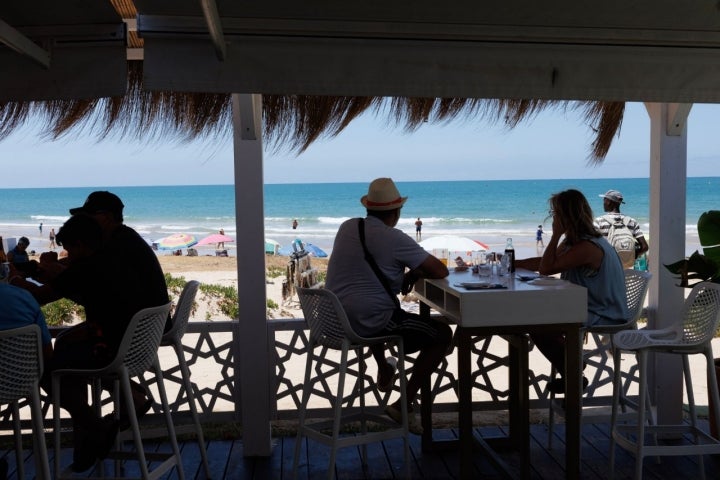 El chiringuito La Manuela frente a la playa de Las Tres Piedras de Chipiona