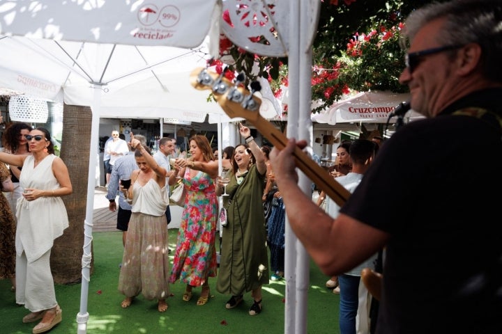 Algunos clientes bailando durante una actuación en vivo en el chiringuito La Manuela (Chipiona)