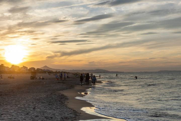 Atardecer en la playa de las Devesas, la más al sur de Oliva