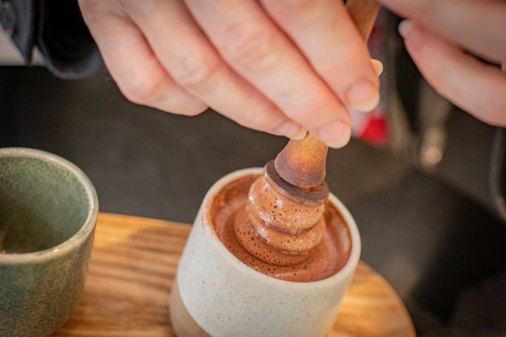 El chocolate a la taza, ligero y espumoso. 