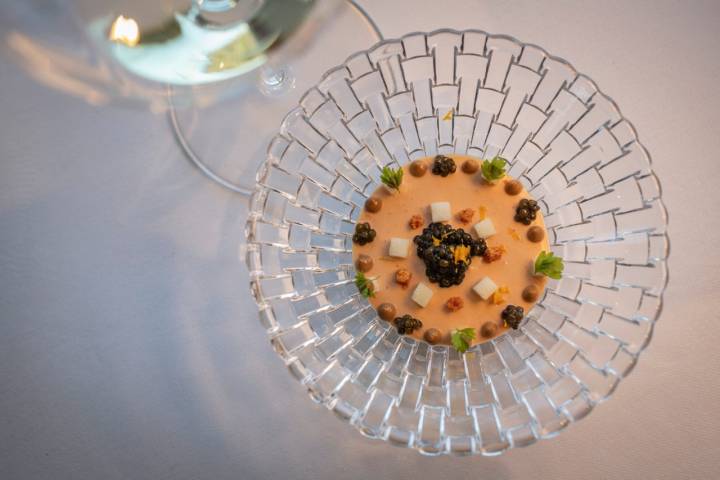 Cuajada de cangrejo de río, manzana verde y caviar.