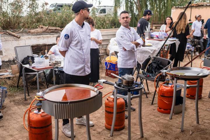 Cocineros junto a las bombonas de gas butano de Repsol.