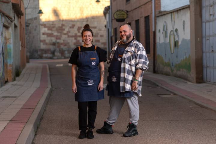 Los dos jóvenes chefs posan en la calle la Iglesia.