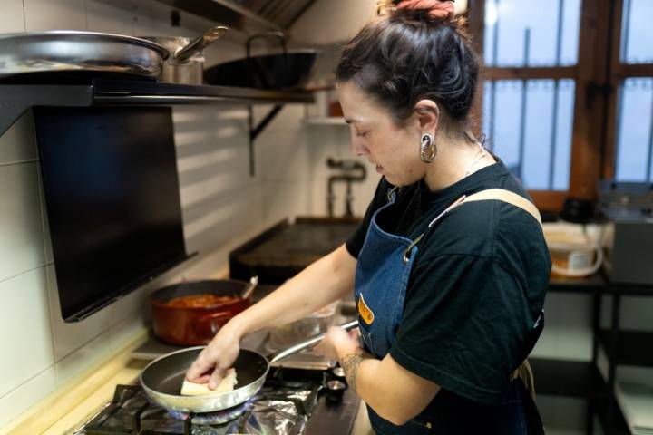 Marta prepara un montado de oreja crujiente.