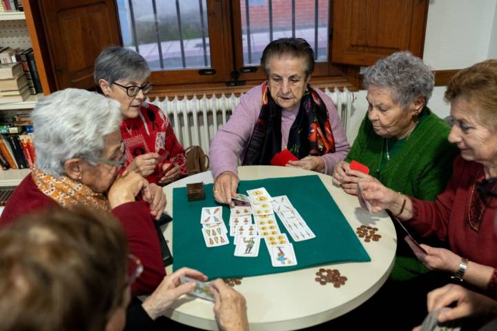 Pepa y sus amigas jugando al cinquillo en 'El Club'.