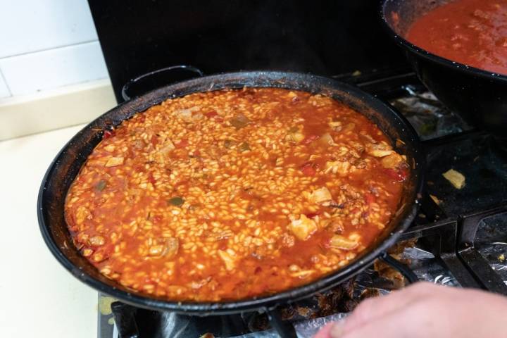 Elaboración de uno de los arroces pedidos para llevar.