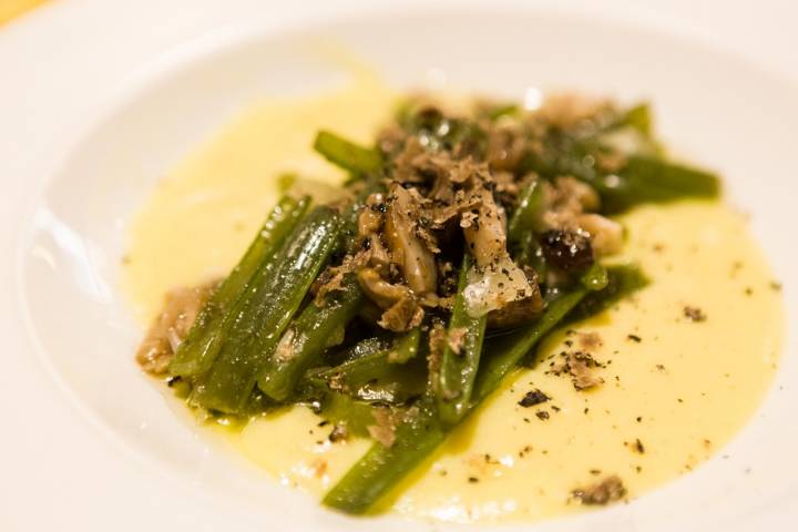 Borraja con base de crema de patata del restaurante La Rebotica de Cariñena.