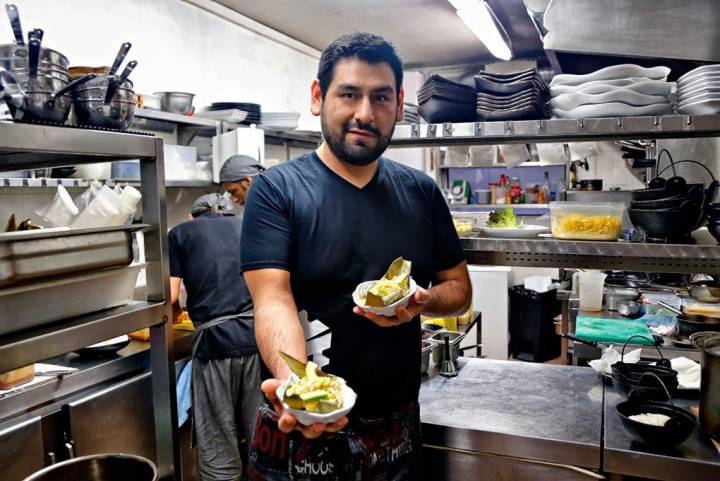 Miguel Ángel Valdiviezo, el dueño de Tampú, mostrando los ceviches amazónicos.