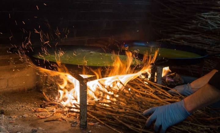 Las llamas envuelven la paella.