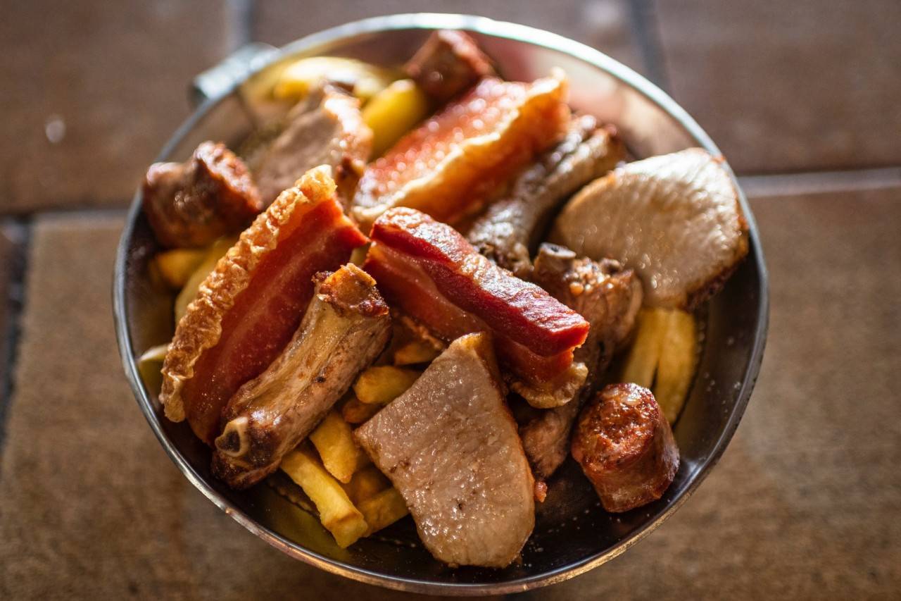 Lechón frito, torreznera, castañuelas a la milanesa y las flores de almendra de las clarisas