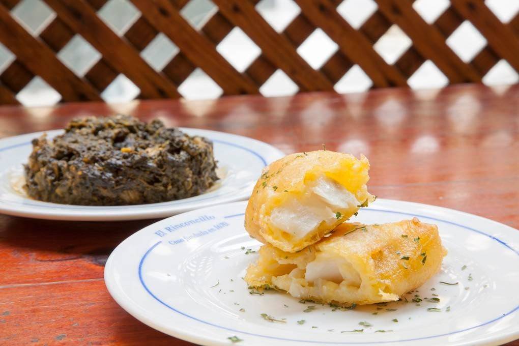 La pavía de bacalao, un plato que hay que probar si vas a Sevilla. Foto: Alberto Criado