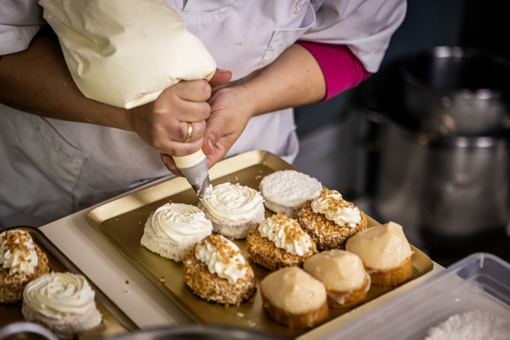 Otra de las especialidades: brazos de gitano con crema artesanal. 