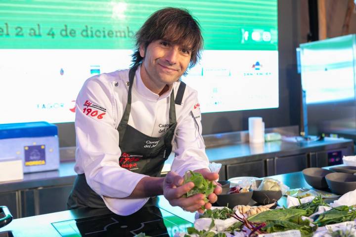 Sergio Bastard, cocinero de 'La Casona del Judío' (2 Soles Guía Repsol), se centró en las plantas del litoral cántabro.