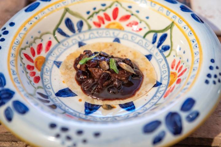 Tortilla de tunera encurtida en vinagre de musgo de barranco.