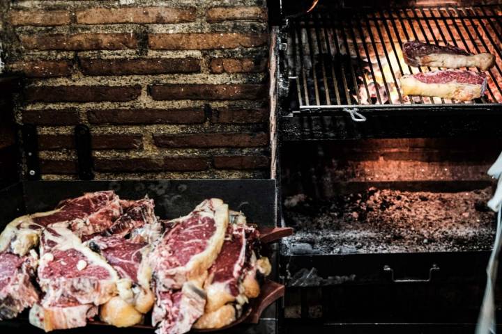 Chuletones de vaca esperando su turno para pasar por la parrilla.