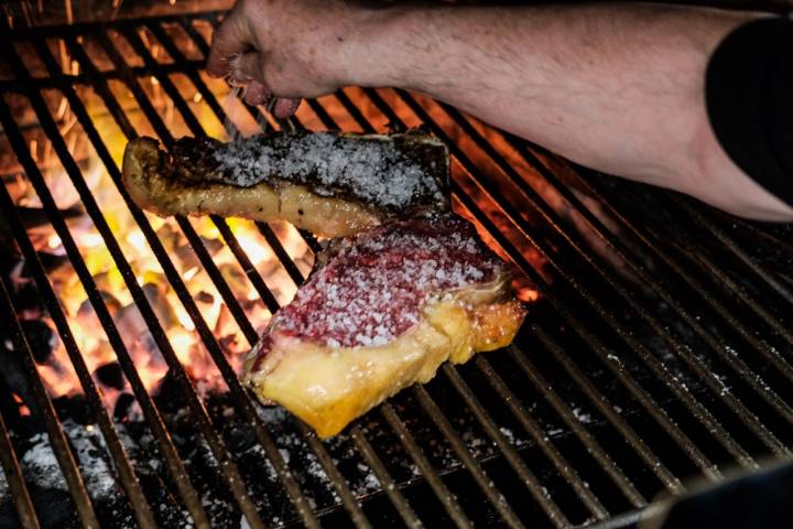 Chuletón con sal en la parrilla de 'Casa Julián'