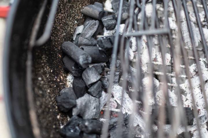 Carbón en una barbacao