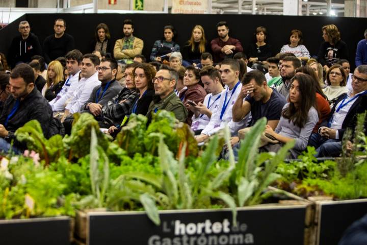 La audiencia contempla atenta las ponencias de los expertos.