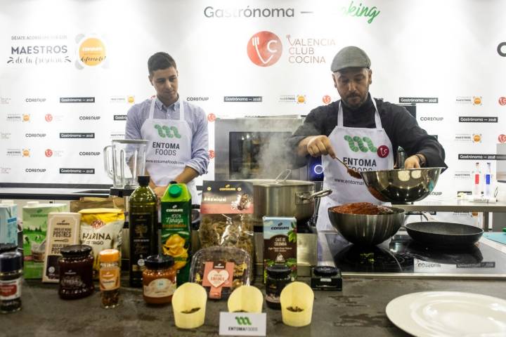 Profesionales de 'Entomafoods' muestran sus técnicas culinarias con insectos.