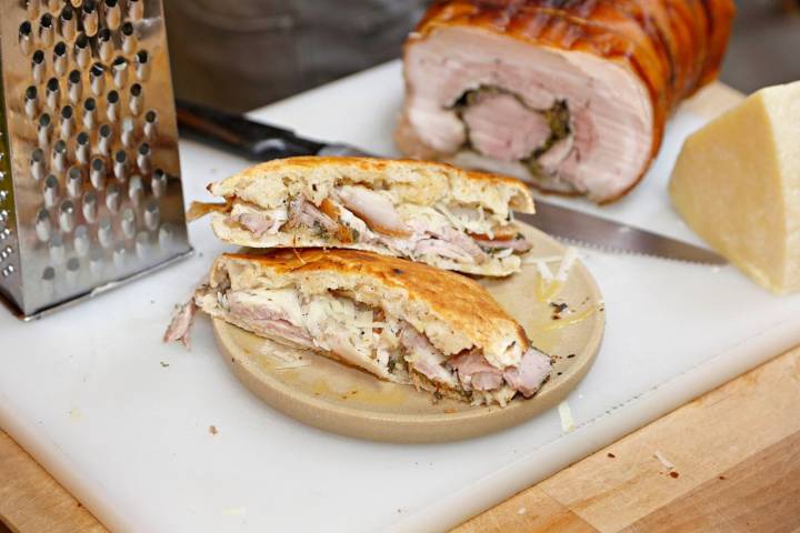 Aquí la 'porchetta' se toma en ración, en 'pucia' (un bocadillo de pan crujiente que asan aquí mismo) o en 'bruschetta'.