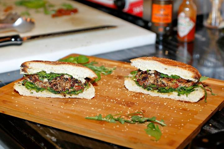 El pan que encierra esta delicia lo hacen en un horno de piedra cercano, el de la famosa pizzería 'NAP'.