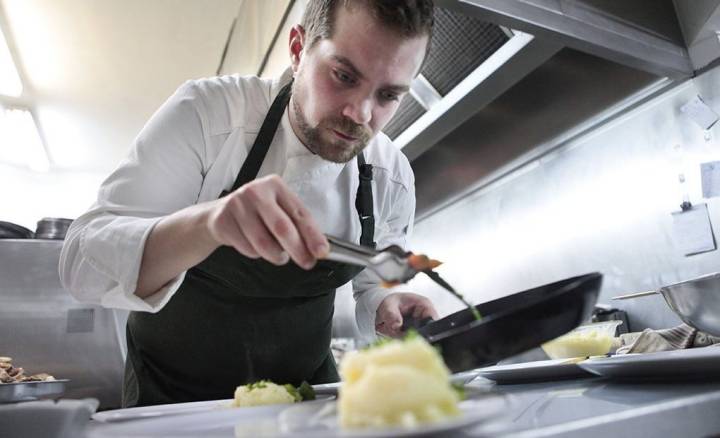 Diego López en las cocinas de 'La Molinera'. Foto cedida.