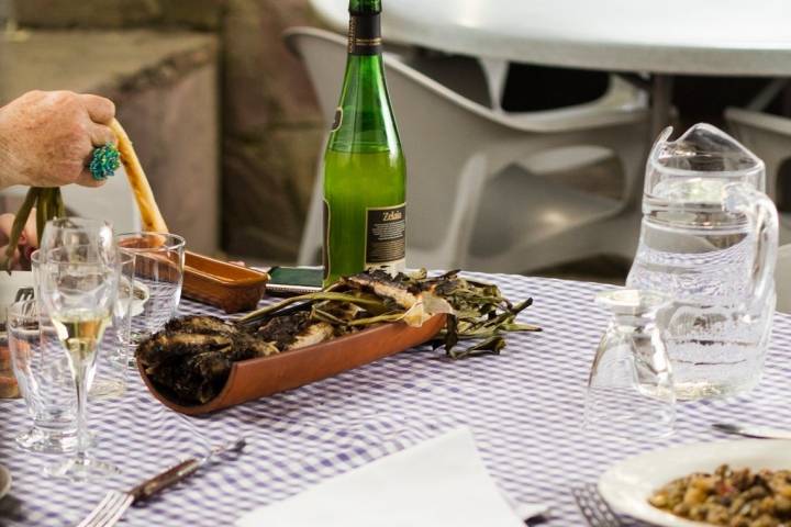 Si hace bueno, se puede disfrutar de los calçots en el exterior. Foto: Facebook ‘All i Oli’