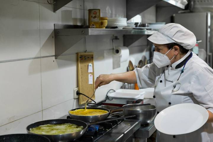 Ganadora de 5 premios por su tortilla, Pepa no utiliza freidora para las patatas. Todo va a la sartén.