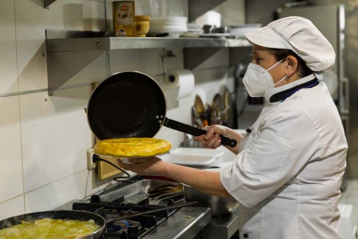 Pepa elabora una de las mejores tortillas de patata de Betanzos.