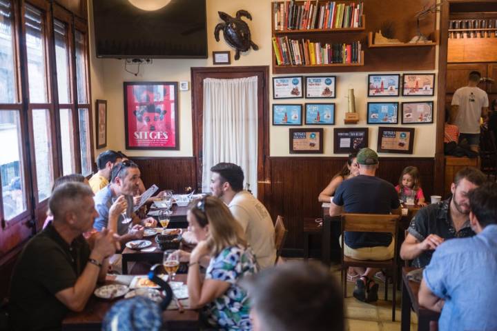 Clientes del bar El Cable