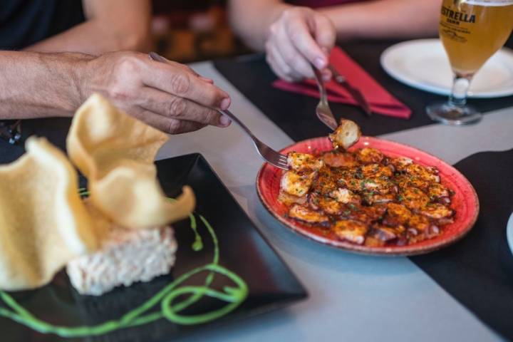 Tapa de pulpo a la gallega en la peña barcelonista de La Seu de Sitges