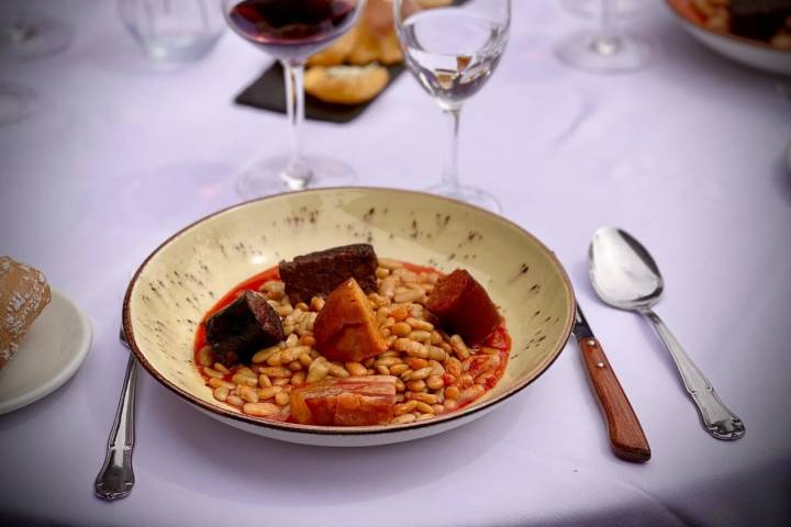 Fabada de mantel y copa de vino en 'Casa Xico'. Foto cedida