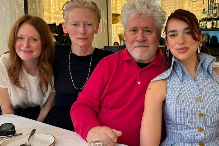 Julianne Moore, Tilda Swinton, Pedro Almódovar y Dua Lipa en 'Bibo Madrid'. Foto: Facebook SonyClassics