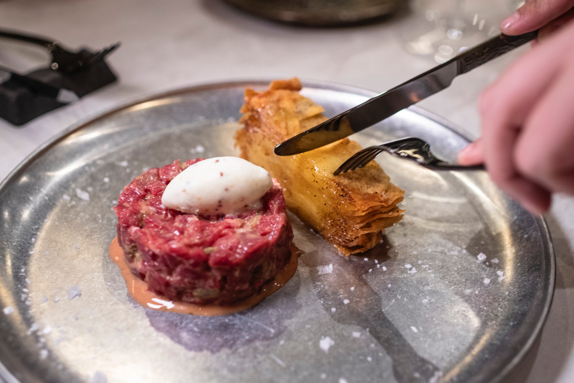 Steak tartar de rubia gallega con helado de mostaza y milhoja de patata.