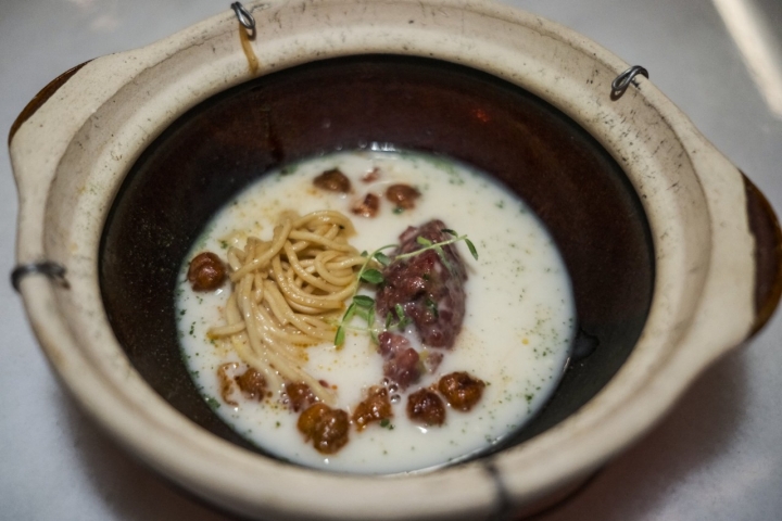 Caldo de cocido, noodles al wok, tartar de vaca.