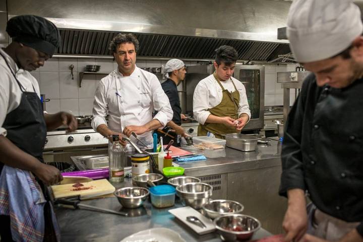 En plena actividad, dando salida a los platos, Pepe no pierde de vista nada.