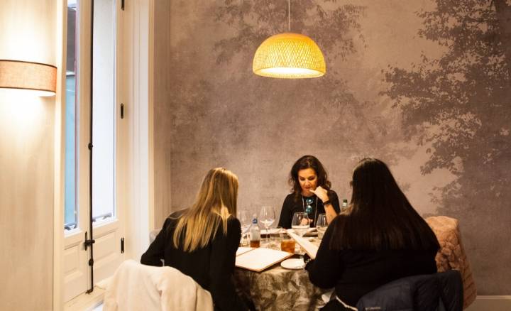 De corte industrial, la sala de 'Bosque' consigue mantener un punto acogedor.