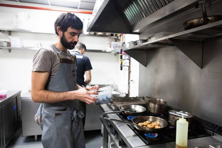 Pablo, cocinero de 'El Brote' pone el broche de oro al mimo con el que los dueños eligen las setas.