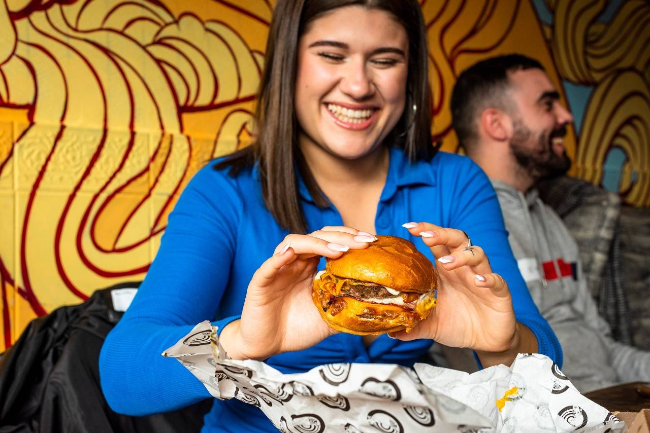 Maldonado muestra su lado más punk con estas hamburguesas aliñadas.