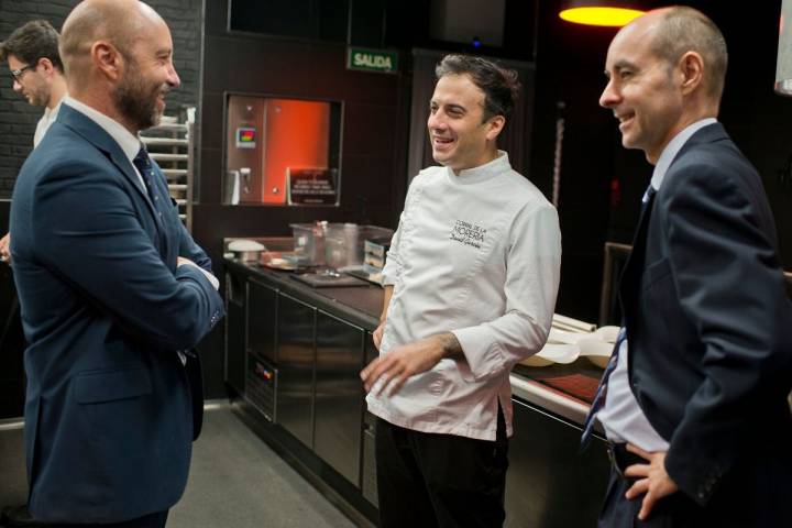 Armando, David y Juan Manuel charlan en la nueva cocina de 80 m2.