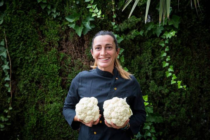 Begoña haciendo gala de dos coliflores, su verdura favorita.