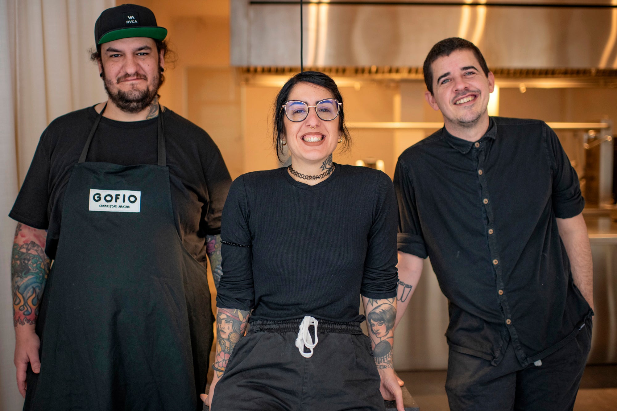 Sefe, el chef, junto a Aída y Alberto, ambos al frente de la sala.