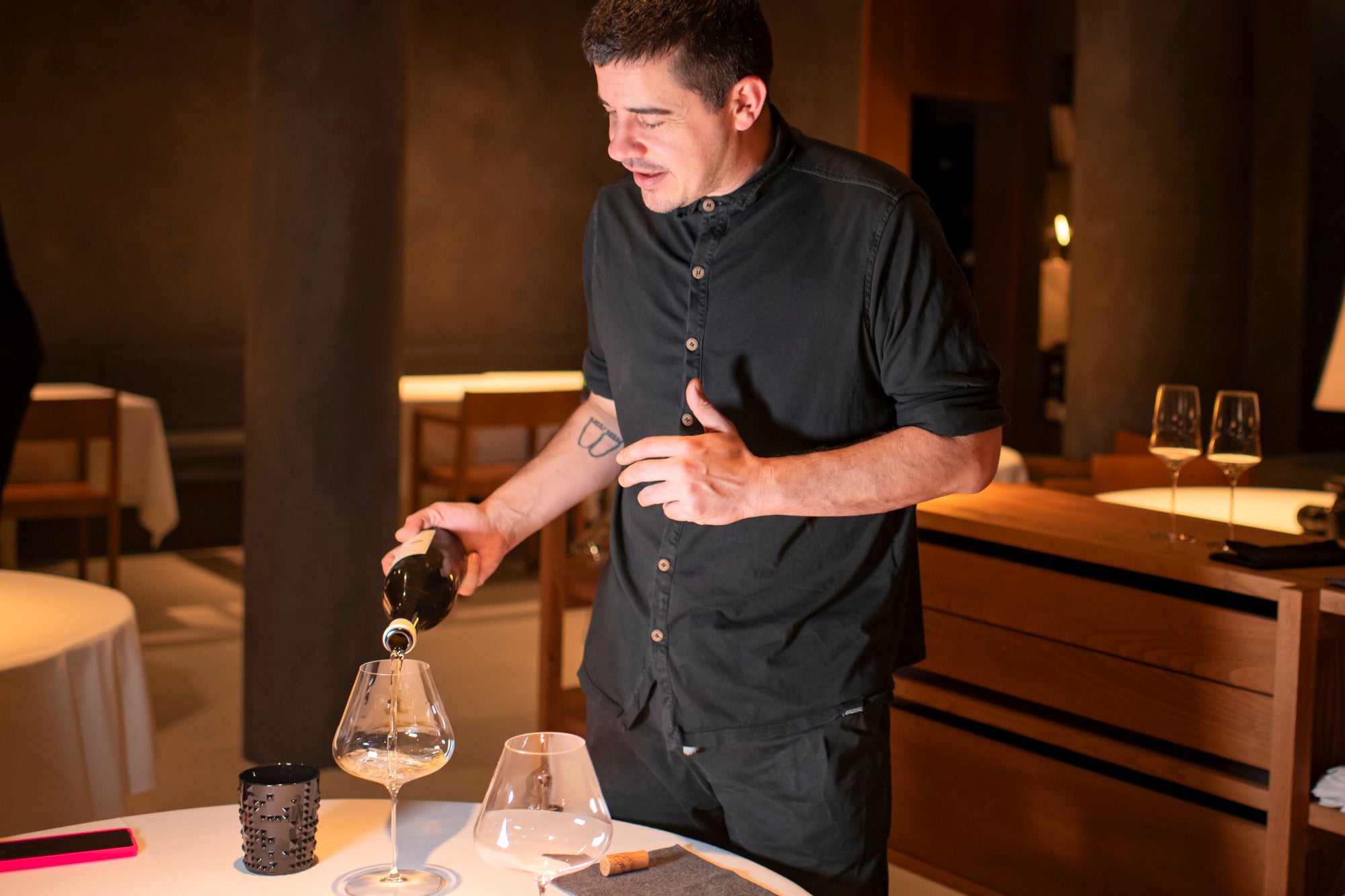 Alberto Martín sirve una copa de vino en 'Gofio'.