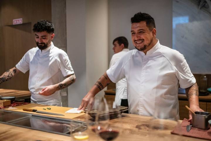 Mario Payán tras la barra.