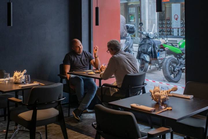  Javier Goya de ‘Triciclo’, disfruta de un almuerzo en ‘Umiko’. 