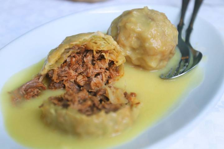 Repollo relleno de carne, un plato para acompañar el pote.