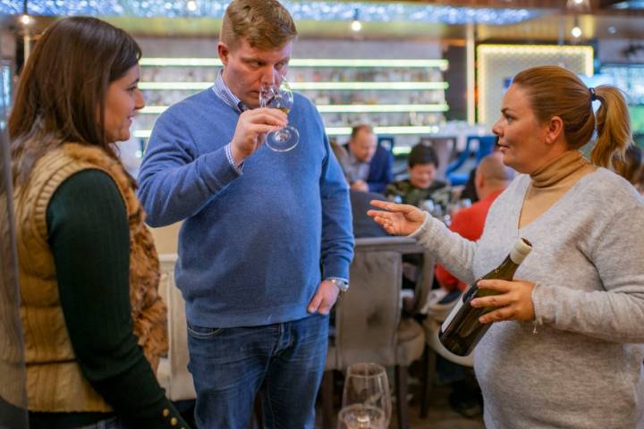 María José y Raquel durante las cata de vinos de Tenerife que organizaron en el restaurante.