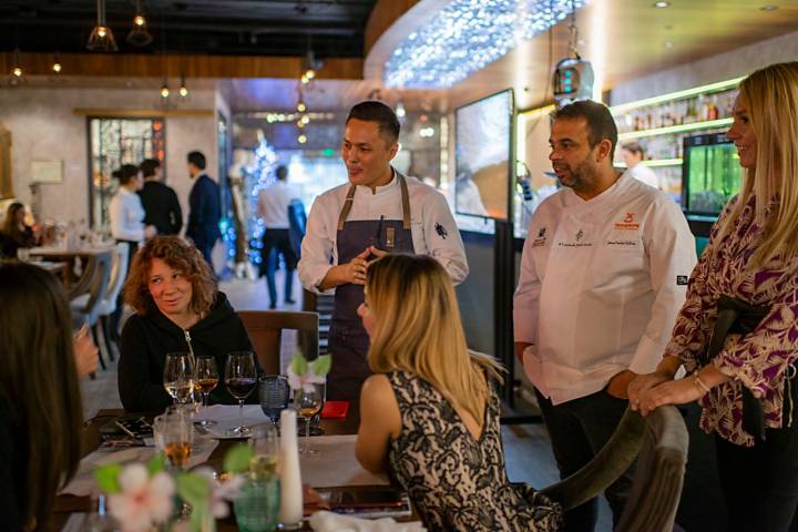 Los chefs salieron a saludar a los comensales durante la cena.