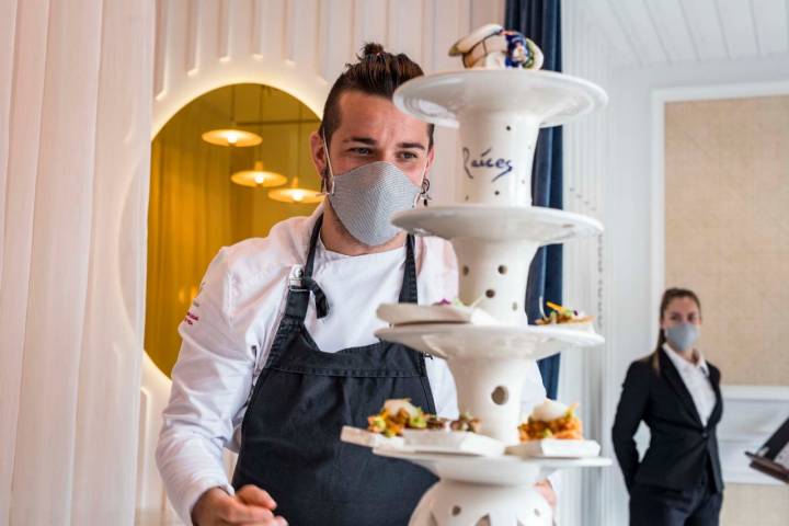 Los cocineros sirven los aperitivos.